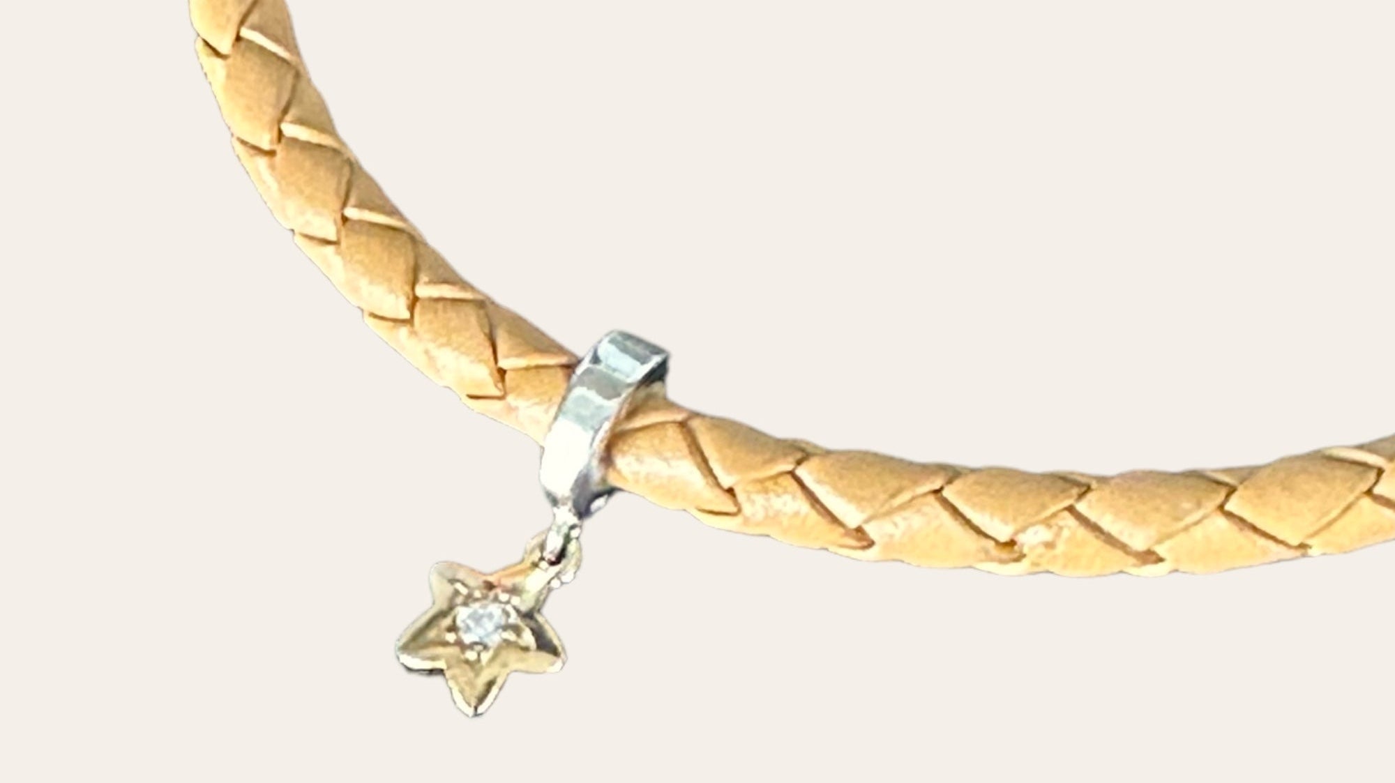 おかげさまでチャームギフトは終了いたしました→【WIZ】デビュー記念スペシャルギフト