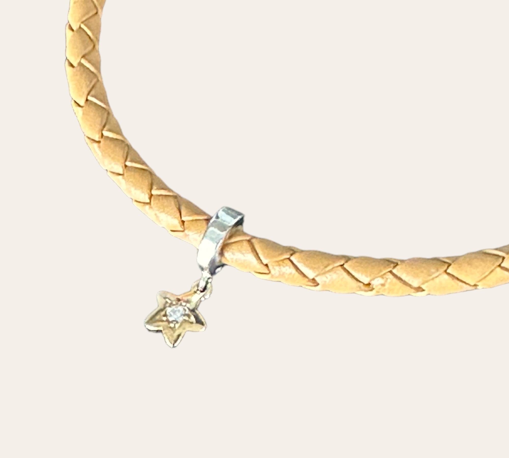 おかげさまでチャームギフトは終了いたしました→【WIZ】デビュー記念スペシャルギフト